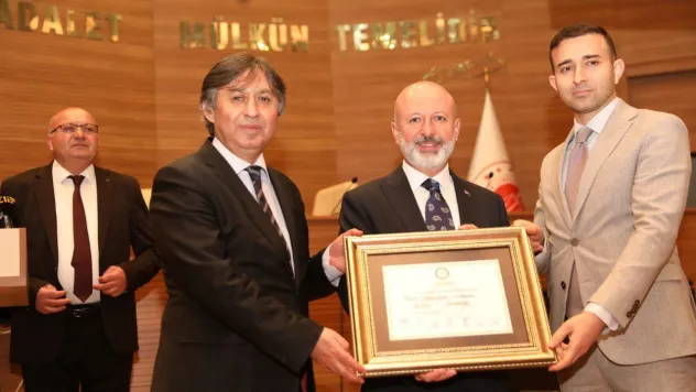 Başkan Çolakbayrakdar mazbatasını aldı