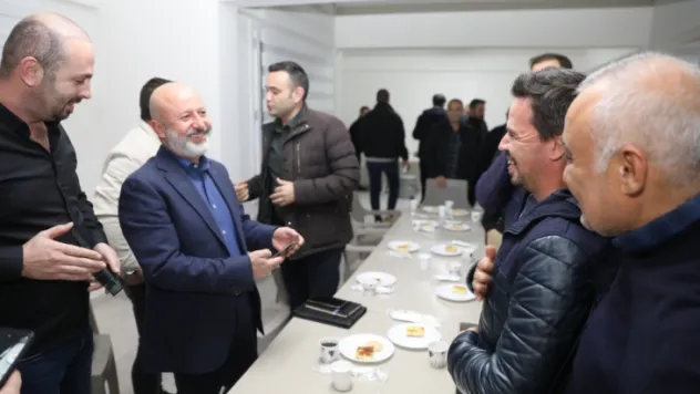 Başkan Çolakbayrakdar ve vatandaş arasında tebessüm dolu diyalog