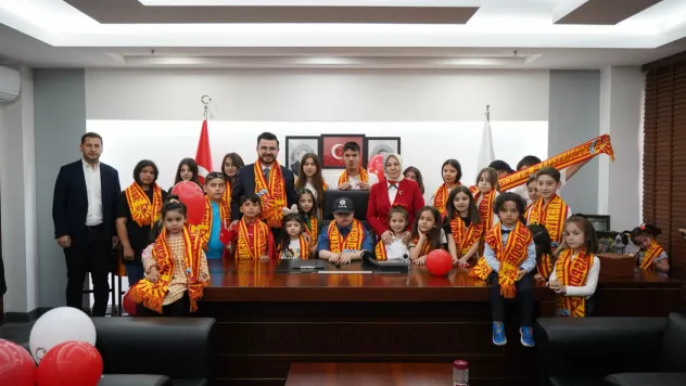 Başkan Okandan minik ziyaretçilere Kayserispor atkısı hediye etti