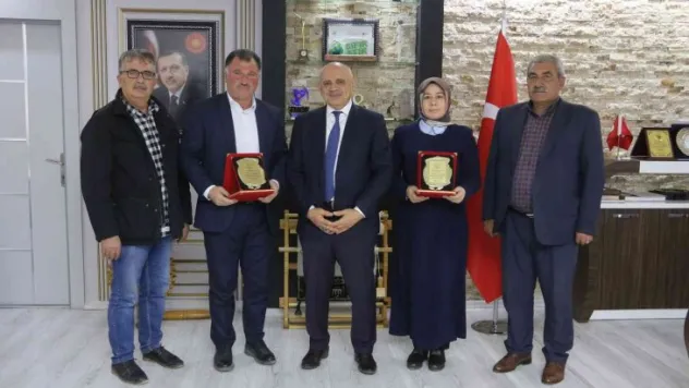 Başkan Öztürk'ten encümen üyelerine teşekkür plaketi