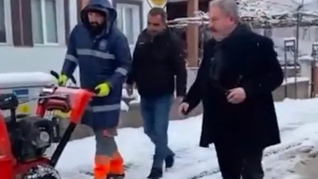 Başkan Palancıoğlu, kar küreme aracıyla yol açma çalışmalarında