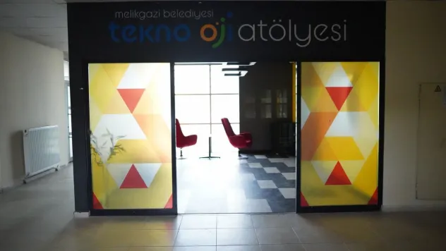 Başkan Palancıoğlu'ndan çocuklara teknoloji atölyesi hizmeti