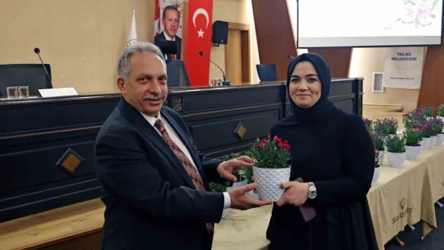 Başkan Yalçın Anneler Günü'nü çiçeklerle kutladı