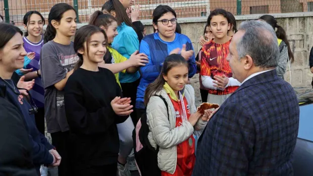 Başkan Yalçın'dan şampiyon öğrencilere tebrik