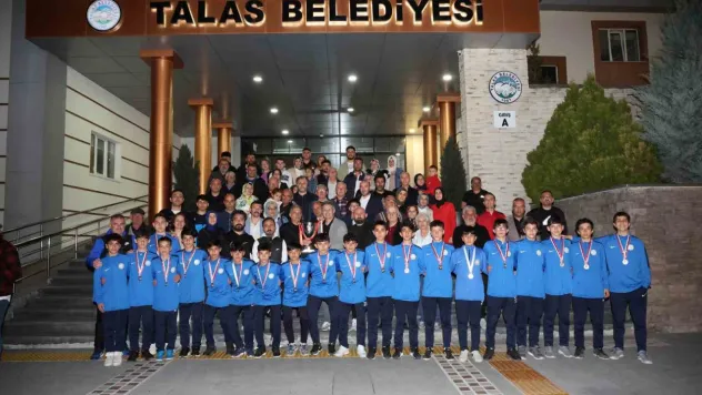 Başkan Yalçın'dan şampiyonlara çiçeklerle karşılama