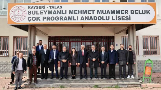 Başkan Yalçın Süleymanlılı öğrencilerin Çanakkale Tiyatrosu'nu izledi