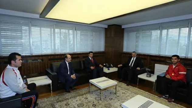 Başkan Çelik, şampiyonu ödüllendirdi, yeni tesis sözü verdi