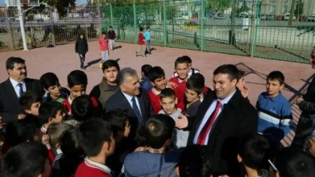 Başkan Dr. Memduh Büyükkılıç Yunus Büyükkuşoğlu İmam Hatip Ortaokulunu Ziyaret Etti 