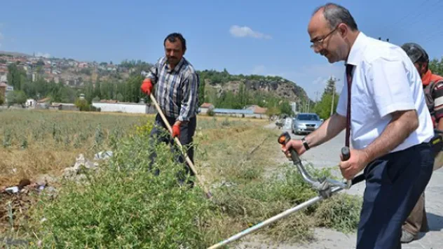 Başkan Gülcüoğlu çim biçiyor, yol süpürüyor