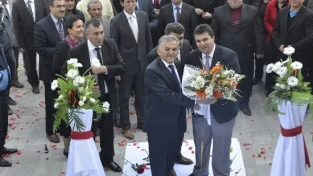 Başkan Memduh Büyükkılıç'a Personelinden Görkemli Karşılama 