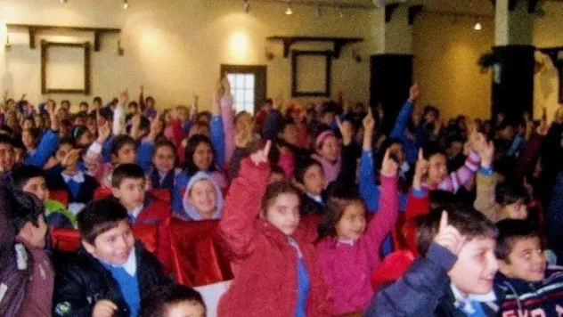 Başkan Özmen'den Çocuklara Karne Hediyesi 