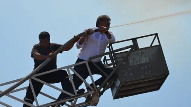 Belediye başkanı ahır yangınına müdahale etti