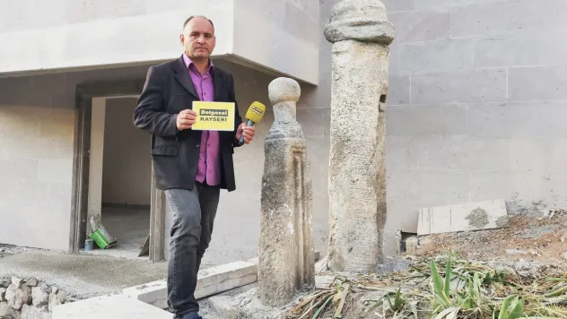 Belgesel çekerken tarihi yazıt buldu