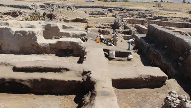 Beş bin yıllık bina çamurla sıvanarak korunuyor