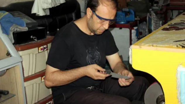 BIÇAKÇILAR KURBANA HAZIRLANIYOR