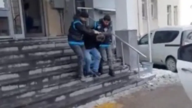 Bıçakla kasten öldürme olayının şüphelisi suç aleti ile yakalandı
