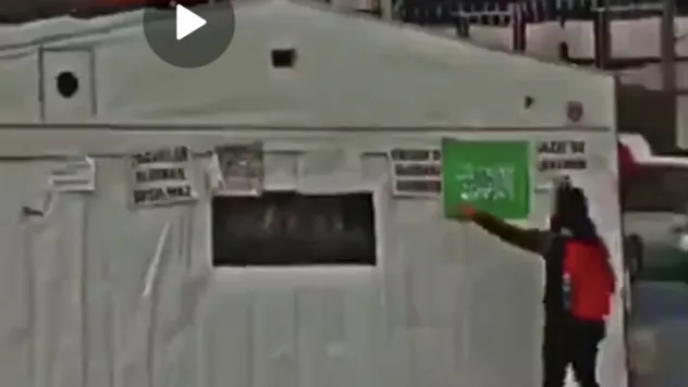 Bir provakatör Filistin Çadırından Tevhid Bayrağını Söktü