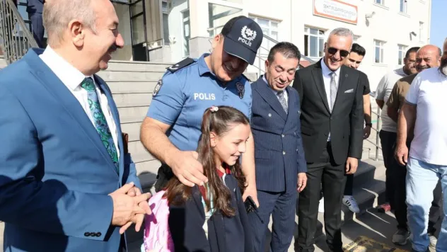 Bünyan'da şehit kızı okulun ilk günü yalnız bırakılmadı