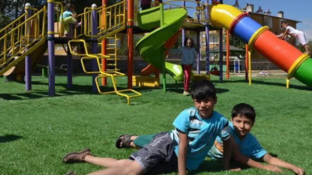Bünyan Belediyesi çocuk oyun alanlarını halı ile kaplıyor
