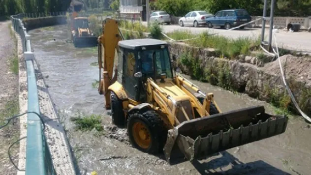 Bünyan Belediyesi kazırmağı yatağını temziledi