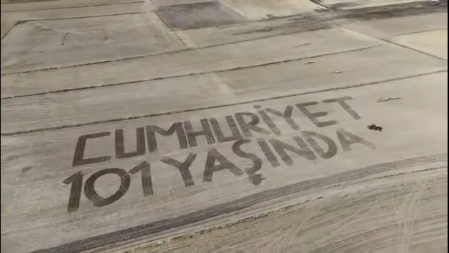 Bünyanlı çiftçi tarlasını Cumhuriyet Bayramı'na özel biçti