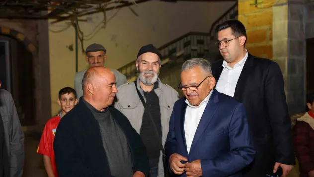 Büyükkılıç teravih sonrası vatandaşlarla kucaklaştı