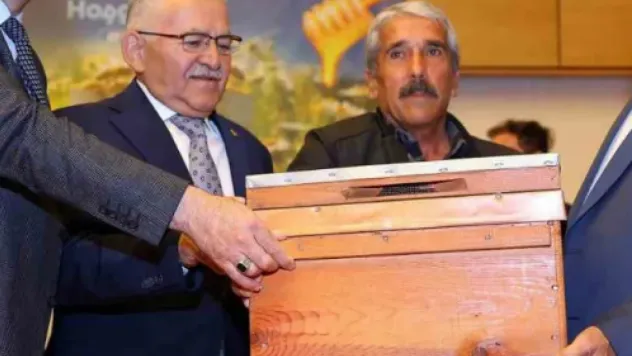 Büyükşehir'den 990 kişiye arılı kovan