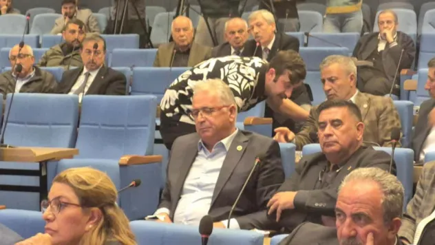 Büyükşehir meclisinde ulaşım zammı gerginliği: CHP'li üye red oyu verdi