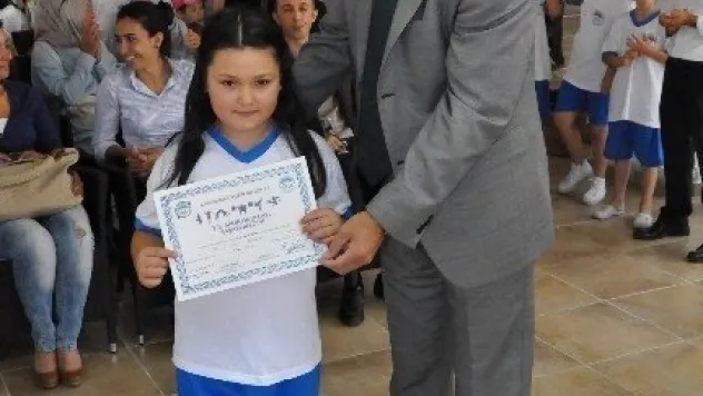 Büyükşehir Belediyesi Spor Kompleksi Yaz Okulunda 3. Dönem Mezunlarına Sertifika Takdim Edildi 