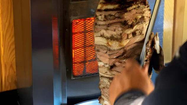 Çalışırken silahlı saldırıya uğrayan döner ustası yaralandı