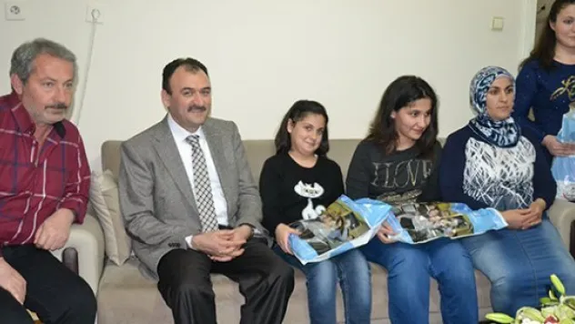 Çandıroğlu'ndan görme engelli Çetinkaya'nın evine ziyaret