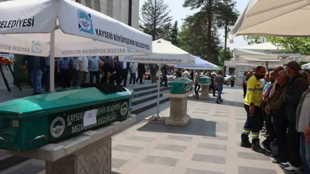 Canlı yayında kamyon çarpması sonucu hayatını kaybeden fenomen toprağa verildi