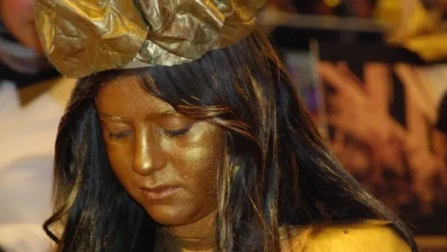 Canlı heykel Kayserilileri şaşırttı 