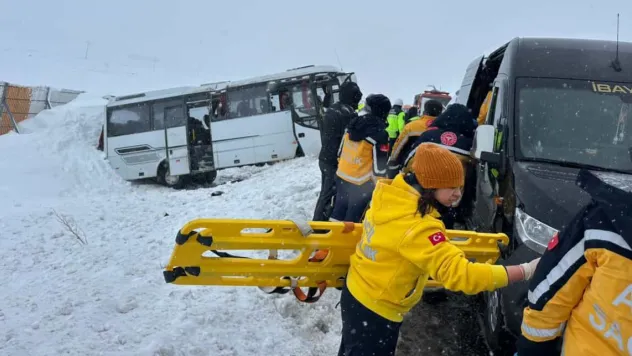 Cenazeye gidenleri taşıyan araç devrildi: 22 kişi yaralandı