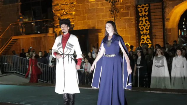 Modernize edilmiş Çerkes Adige Ulusal Kıyafetleri Kale içinde sergilendi