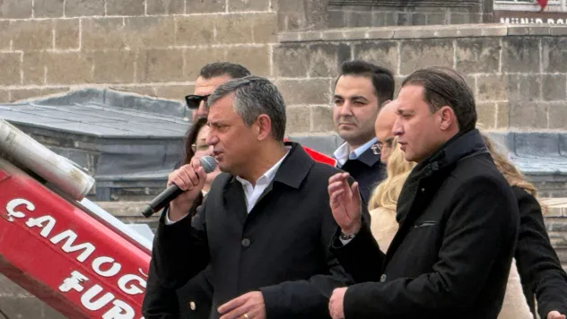 CHP Genel Başkanı Özel, 'Onlar afişleri toplar biz meydanı toplarız'