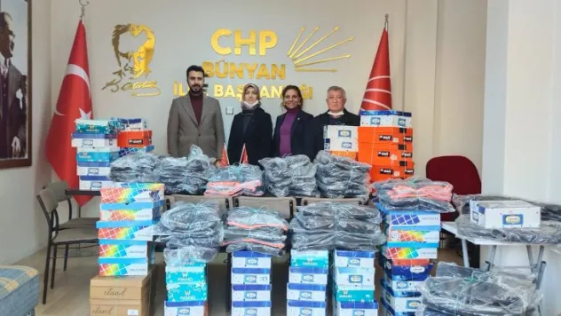 CHP İlçe teşkilatı Bünyan'da okullara bot ve mont dağıttı