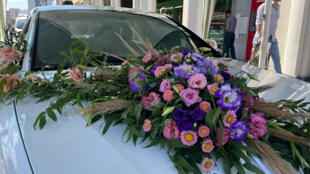 Çiçekçi Mustafa Çevik: 'Araba süsleme fiyatları geçen yıla kıyasla neredeyse aynı'