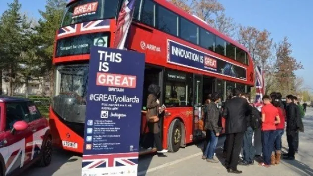 Çift Katlı Londra Otobüsü Agü'de 