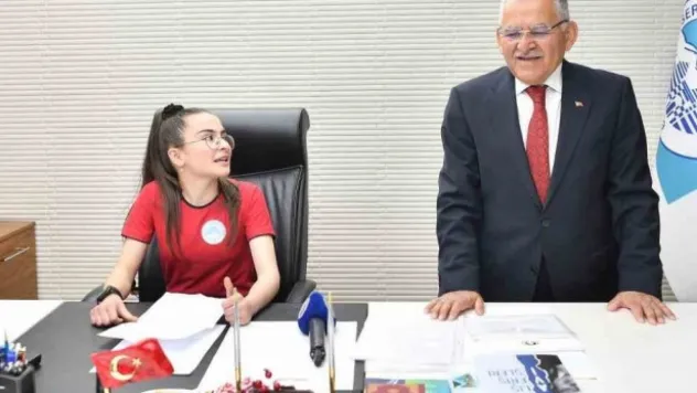 Çocuk başkan 22 Nisan'da başkanlık koltuğundan Çanakkale gezisi talimatı verdi