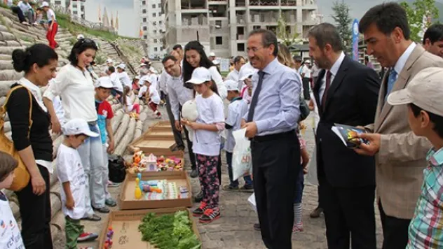 Çocuklara geri dönüşüm ve hediyeleşme pazarı