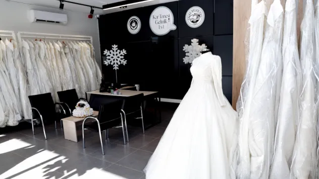 Çok uygun fiyatlı gelinlikler için gelin adayları sırada