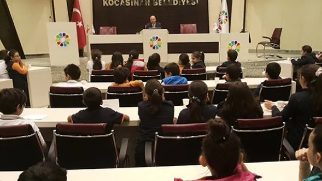 Çolakbayrakdar, çocuklara belediyeciliği anlattı