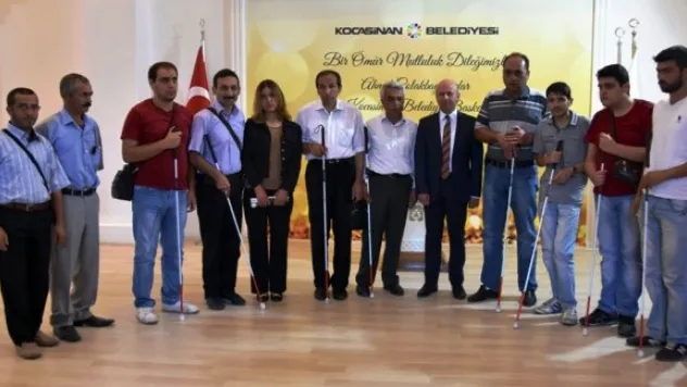 Çolakbayrakdar'dan Görme Engellilere Beyaz Baston