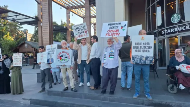 Cumhuriyet Meydanı'nda Starbucks Boykotuna kornalı destek