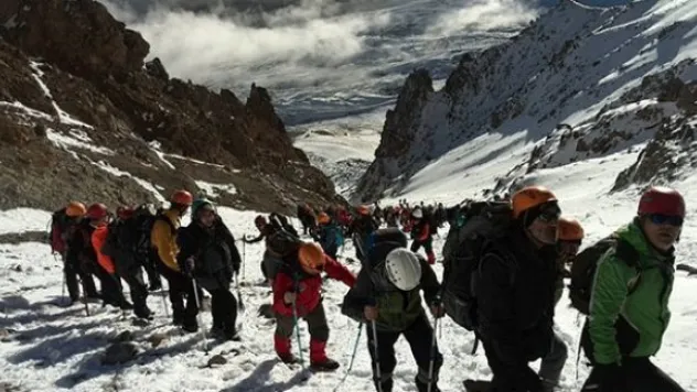 Dağcılar Cumhuriyet'in 92. Yılını Erciyes'in Zirvesi'nde kutladı