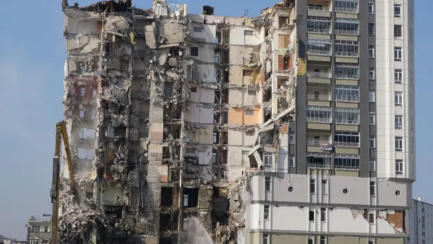 Depremde hasar alan binanın büyük bir kısmı yıkıldı