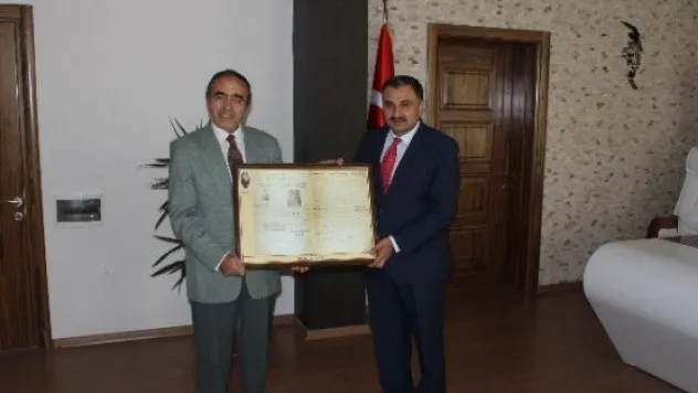 Develi Belediye Başkanı Cabbar'a Develi'nin İlk Gazetesi Hediye Edildi