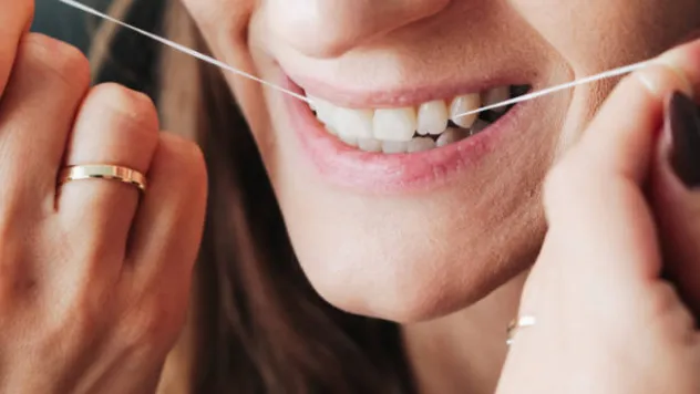 Diş fırçalamak tek başına yeterli değil: Diş ipinin doğru kullanımı zarar vermiyor