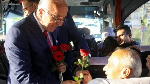 Doğuya giden yolculara gül ve lokum ikram edildi